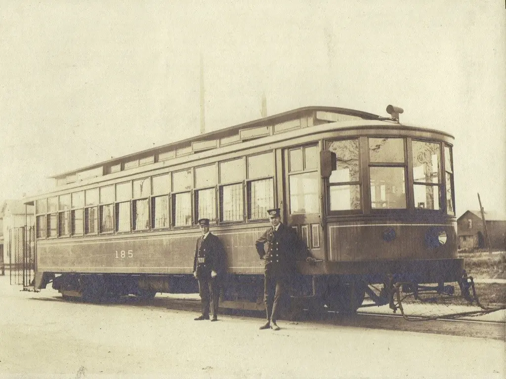 photo of streetcar, early 20th century