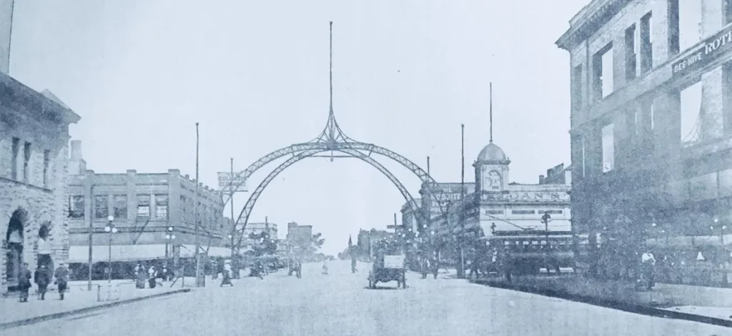 photo of arch structure over intersection, circa 1915